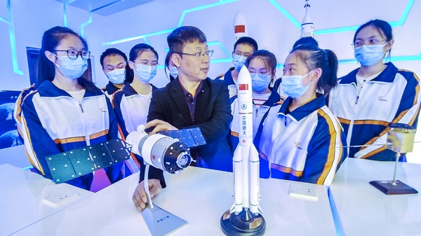 “天宮科堂”第二課開講啦！中國流動科技館黑龍江省齊齊哈爾站走進齊齊哈爾中學(xué)